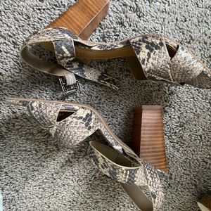 CROWN VINTAGE snake Open toe wooden heels